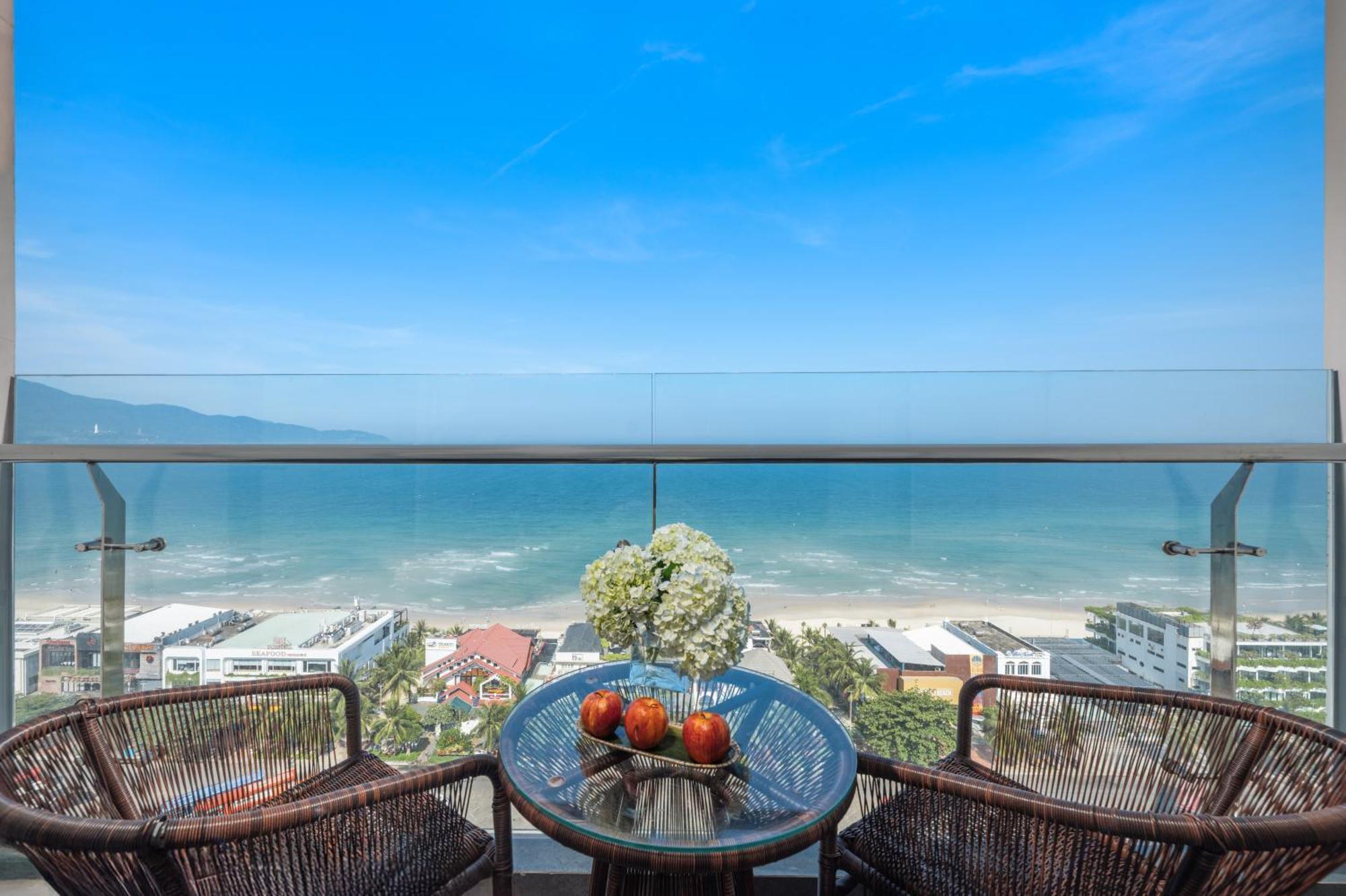 Canvas Danang Beach Hotel Екстер'єр фото
